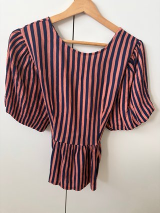 Blusa de rayas con mangas abullonadas