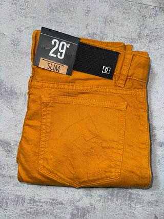 Vaqueros DC Slim Amarillos a estrenar