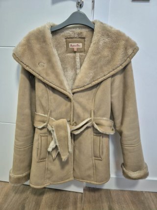 Chaquetón de pelo sintético beige