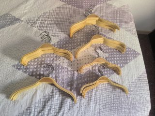 Set de 31 perchas de madera