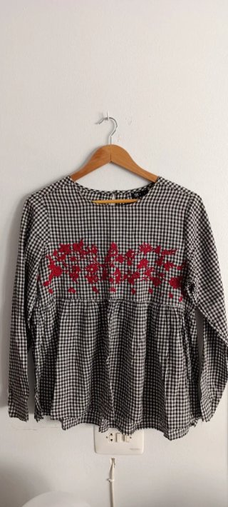 Blusa de cuadros con bordado floral