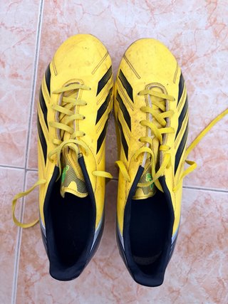 Zapatillas de fútbol amarillas