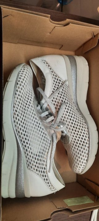 Zapatillas de mujer blancas y plateadas