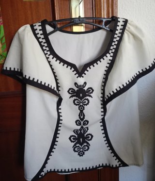 Blusa blanca y negra con bordados