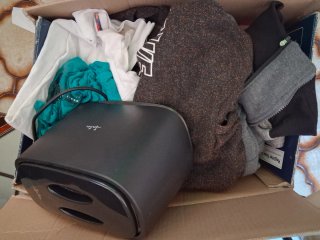 Caja de ropa variada y tostador