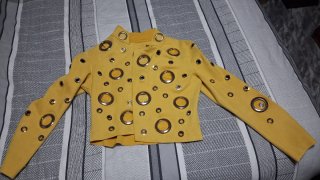 Chaqueta Amarilla con Ojales Metálicos