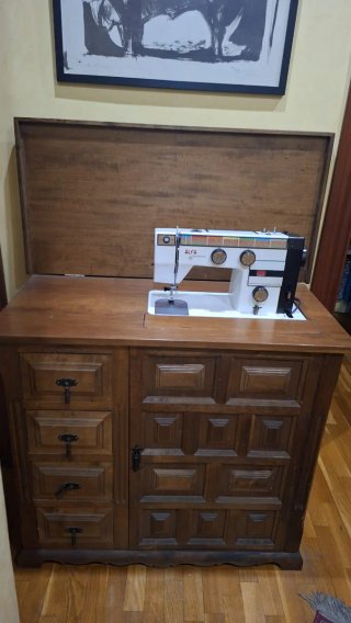 Máquina de coser ALFA con mueble