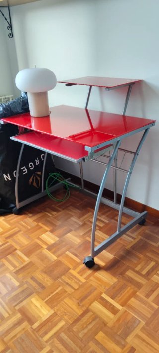 Mesa de escritorio roja con estante