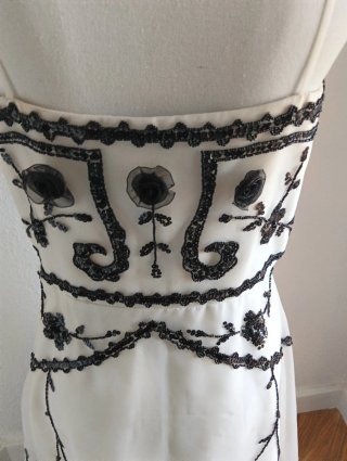 Vestido de fiesta con torera de raso.