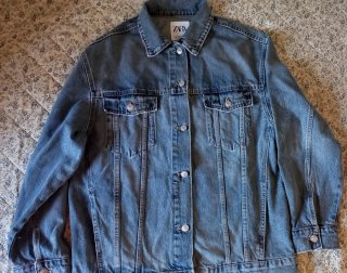 Cazadora vaquera oversize Zara. La talla es XS-S.