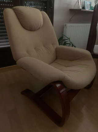 Butaca de madera y tela beige
