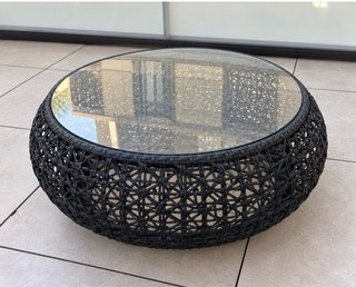 Mesa de exterior redonda de ratán y cristal