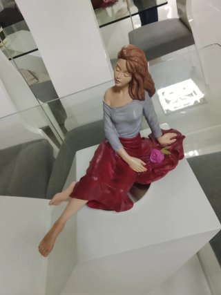 Figura Decorativa de Mujer Sentada