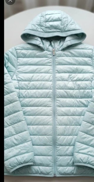 Chaqueta acolchada turquesa con capucha