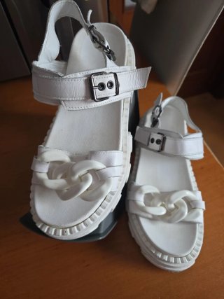 Sandalias Blancas con Detalle de Cadena