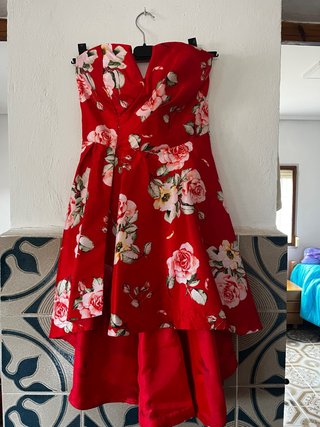 Vestido de fiesta rojo con estampado floral