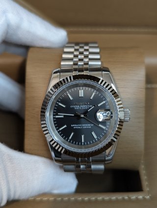 Reloj Seiko Mod Date Jubilee Negro y Plateado