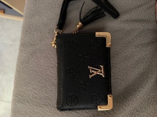 Cartera Negra con Detalles Dorados