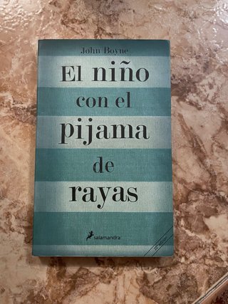 El niño con el pijama de rayas