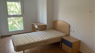 Cama individual con cabecero de madera