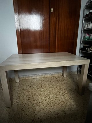 Mesa de madera color beige