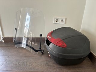 Baúl Givi y Parabrisas para Moto