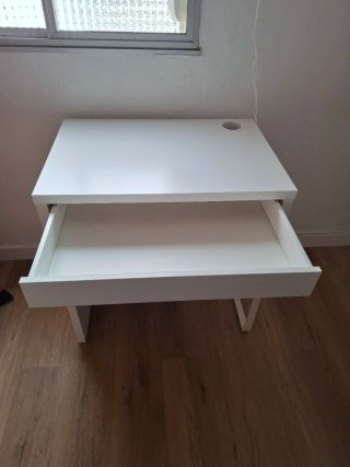 Mesa de escritorio blanca con cajón