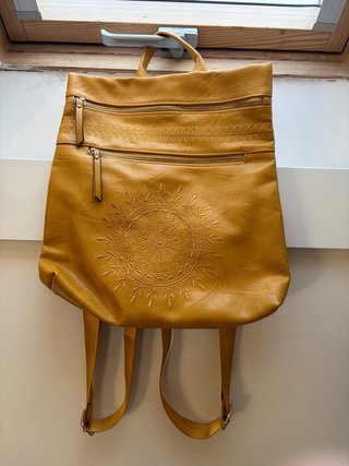 Mochila-bolso mostaza con grabado