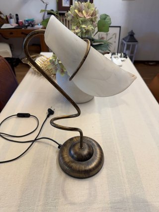 Lámpara de mesa con diseño en espiral