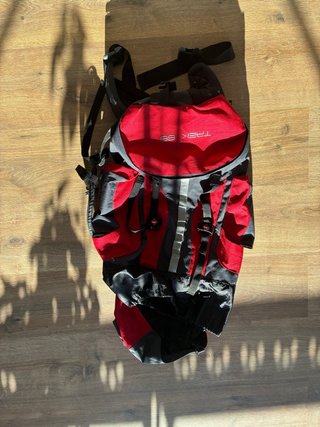 Mochila de Montaña 66L Roja y Negra