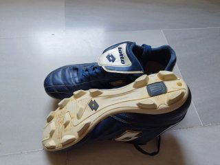 Botas de fútbol Lotto azul y blanco