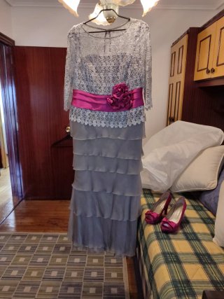 Vestido de fiesta plateado con fajín fucsia