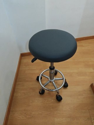 Taburete con ruedas y altura regulable