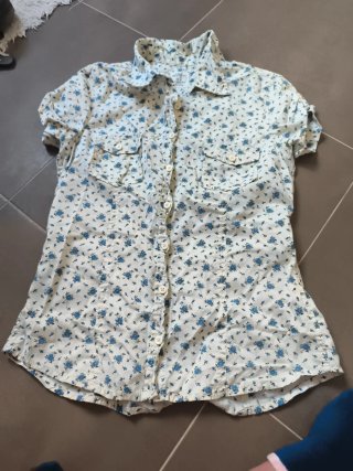 Camisa de mujer con estampado floral