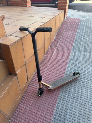 Scooter Freestyle Negro y dorado