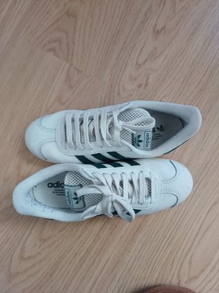 Zapatillas adidas de piel blancas y verdes