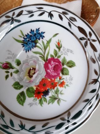 Plato de Porcelana Royal con Motivos Florales