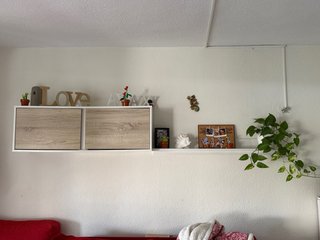 Mueble de pared con 2 estantes.