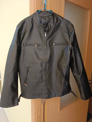 Chaqueta Negra Estilo Motero