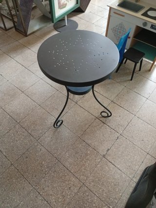 Mesa auxiliar redonda de metal