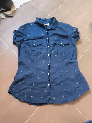 Camisa Azul Marino con Estampado de Anclas