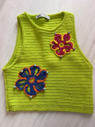 Top verde con flores Zara