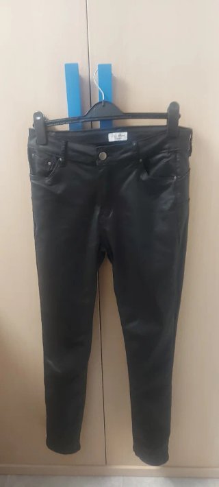 Pantalón efecto cuero negro