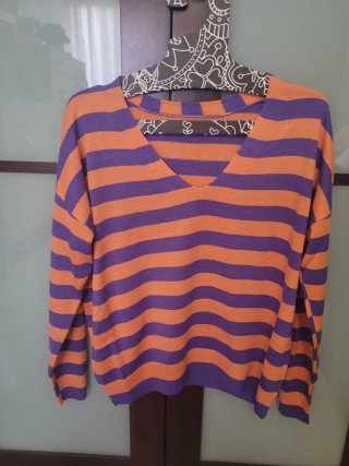 Camiseta de rayas naranja y morada