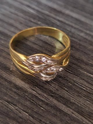 Anillo de oro con detalles brillantes