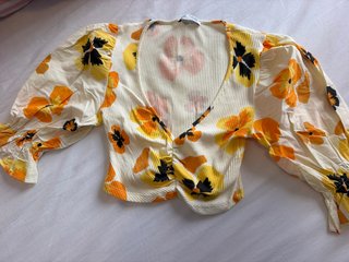 Crop top Zara con estampado floral