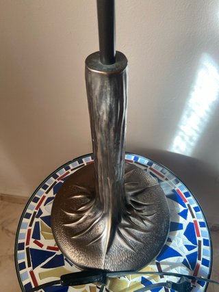 Lámpara  tronco de árbol de base metálica.