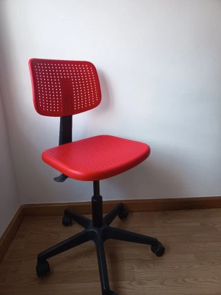 Silla de escritorio infantil roja.