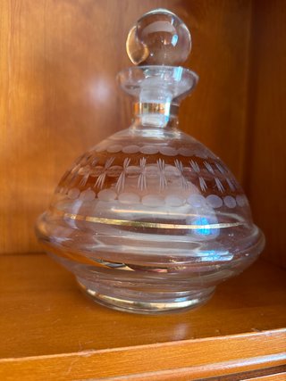 Botellita de cristal con detalles dorados