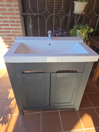 Mueble de baño con lavabo y grifo